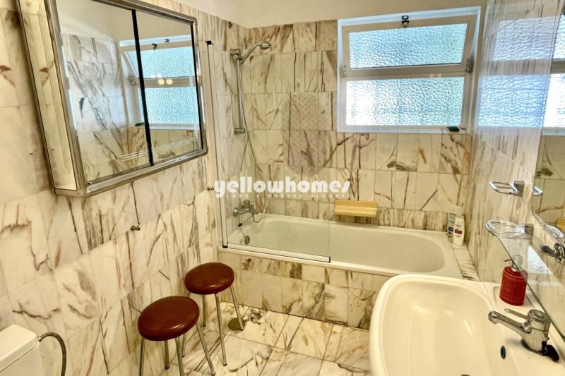 Acolhedor T2 no rés-do-chão com piscina e jardim comum em Quarteira
